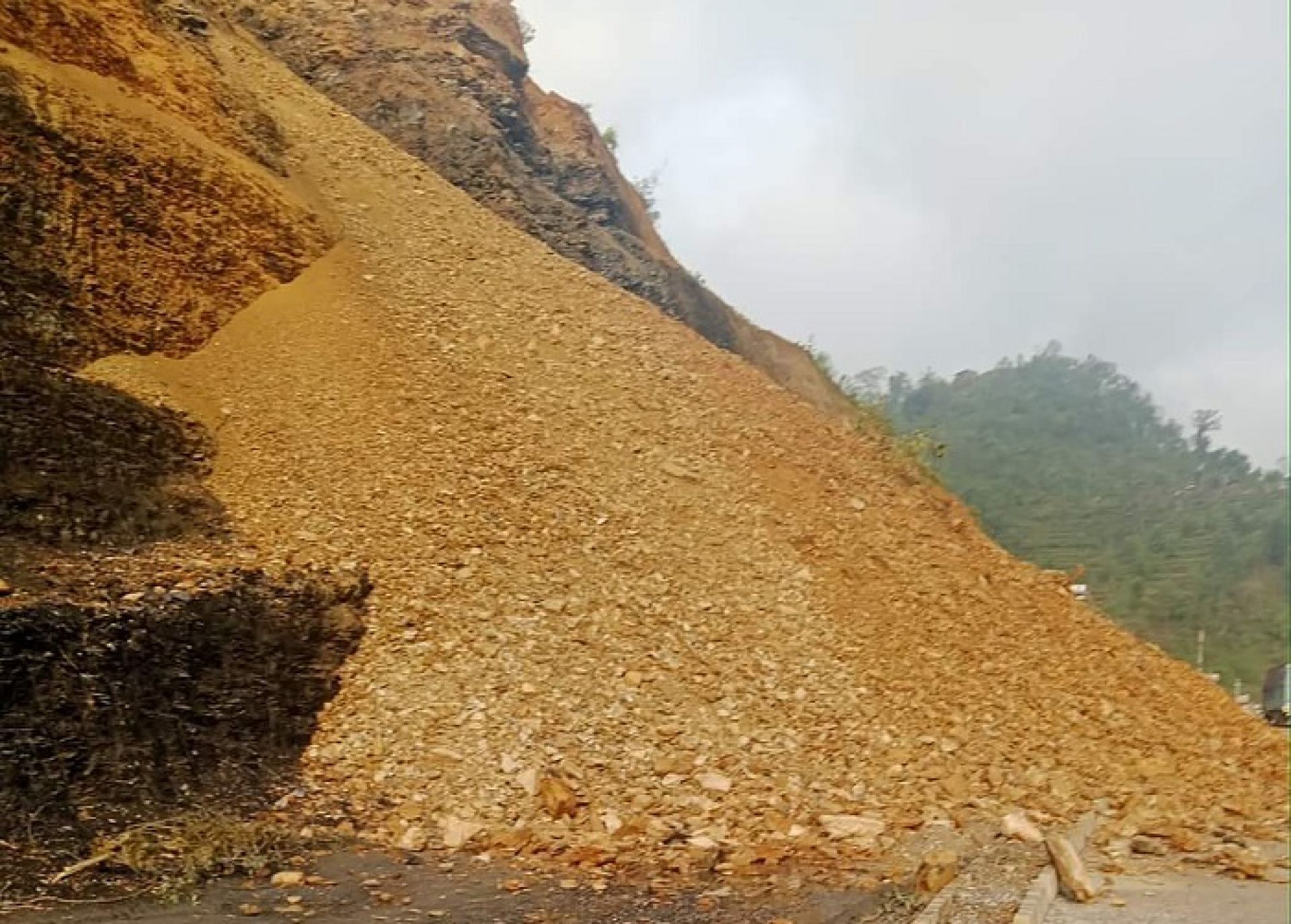 देशका पाँच मुख्य राजमार्ग अवरुद्ध, तीन राजमार्ग एकतर्फी सञ्चालनमा